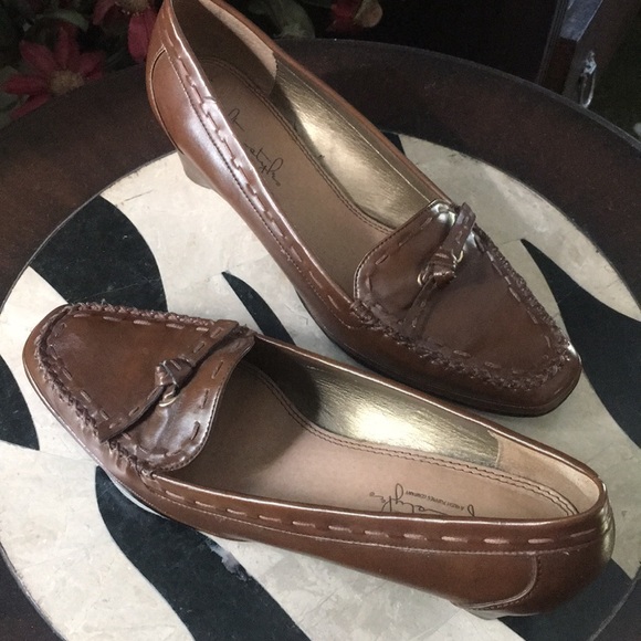 Cute wedge shoe with  stitching details - Picture 2 of 8